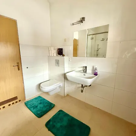 Gallery View Apartment *